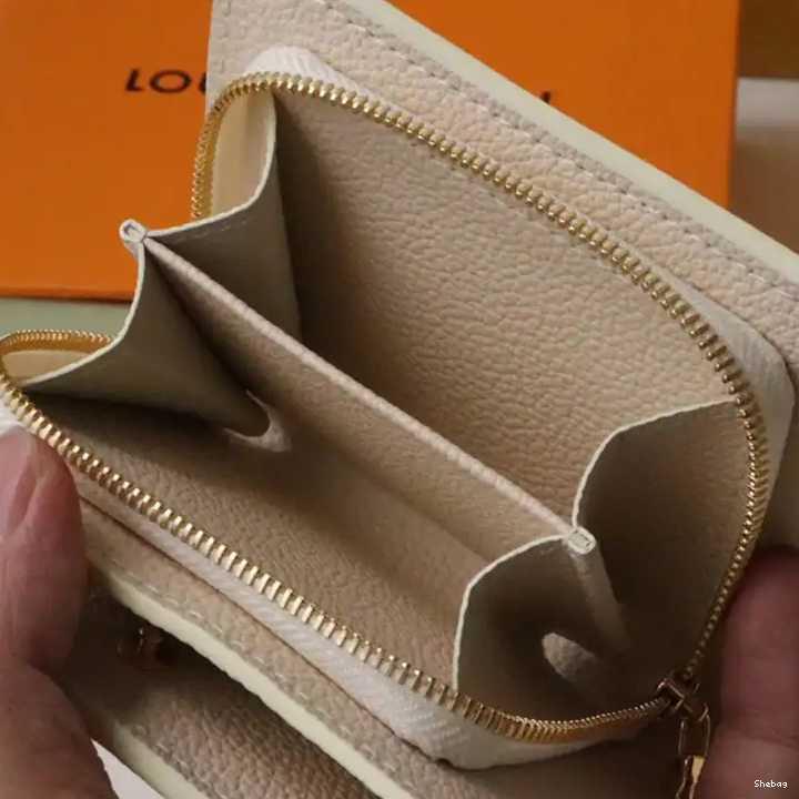 2304DJ0070 Bag LV 0805